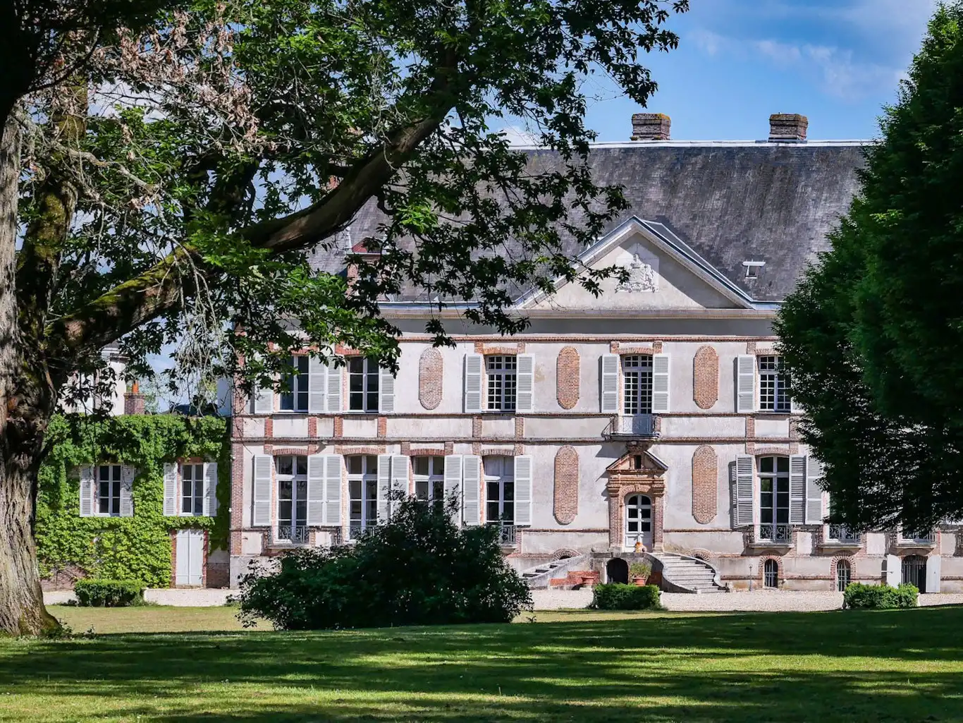 Fotos Louis-XIII-Chateau mit 158 ha bei Sens – hervorragend erhalten