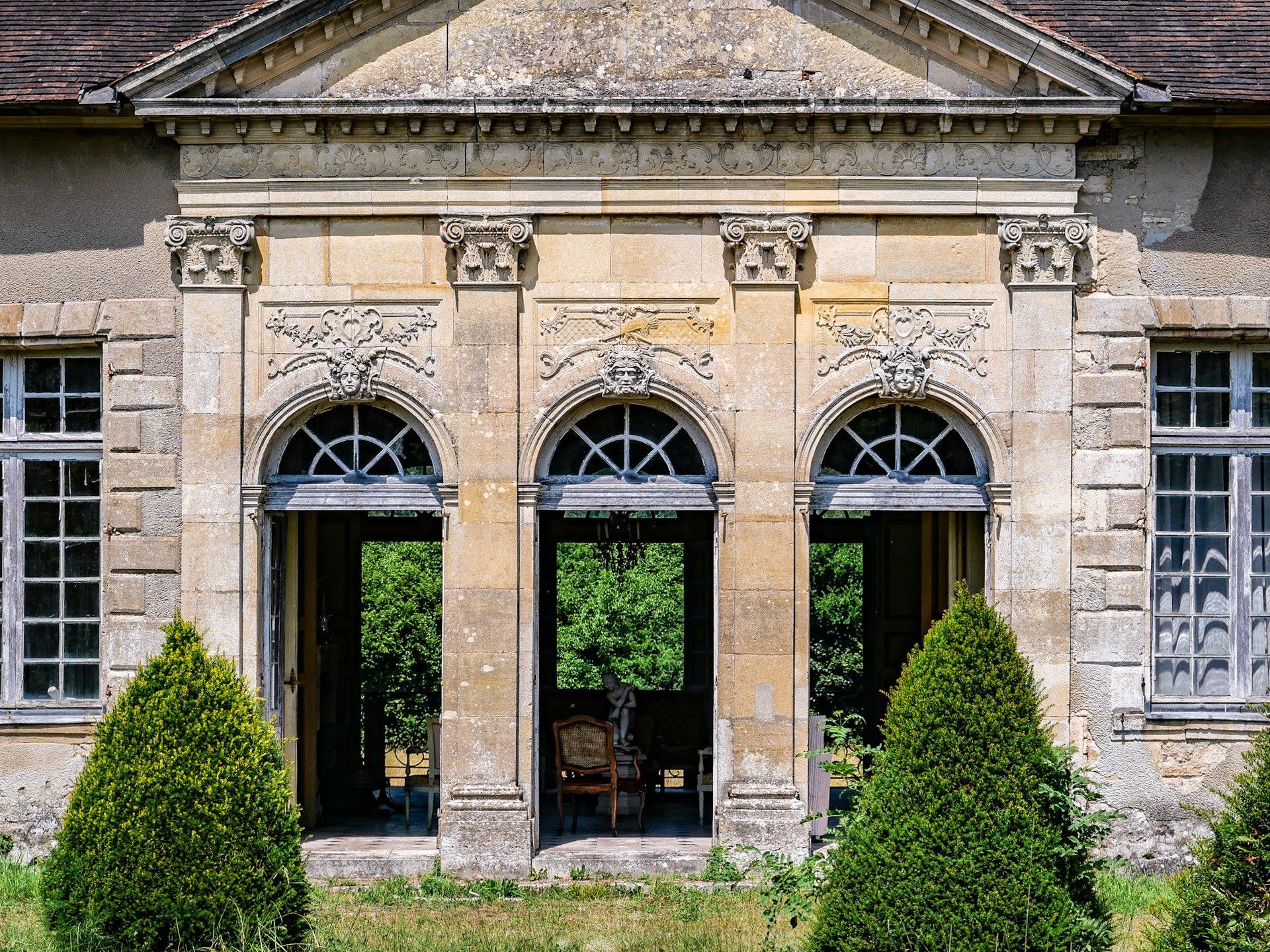 Photos Château néoclassique à restaurer avec parc, moulin et chapelle près de Vitry-le-François