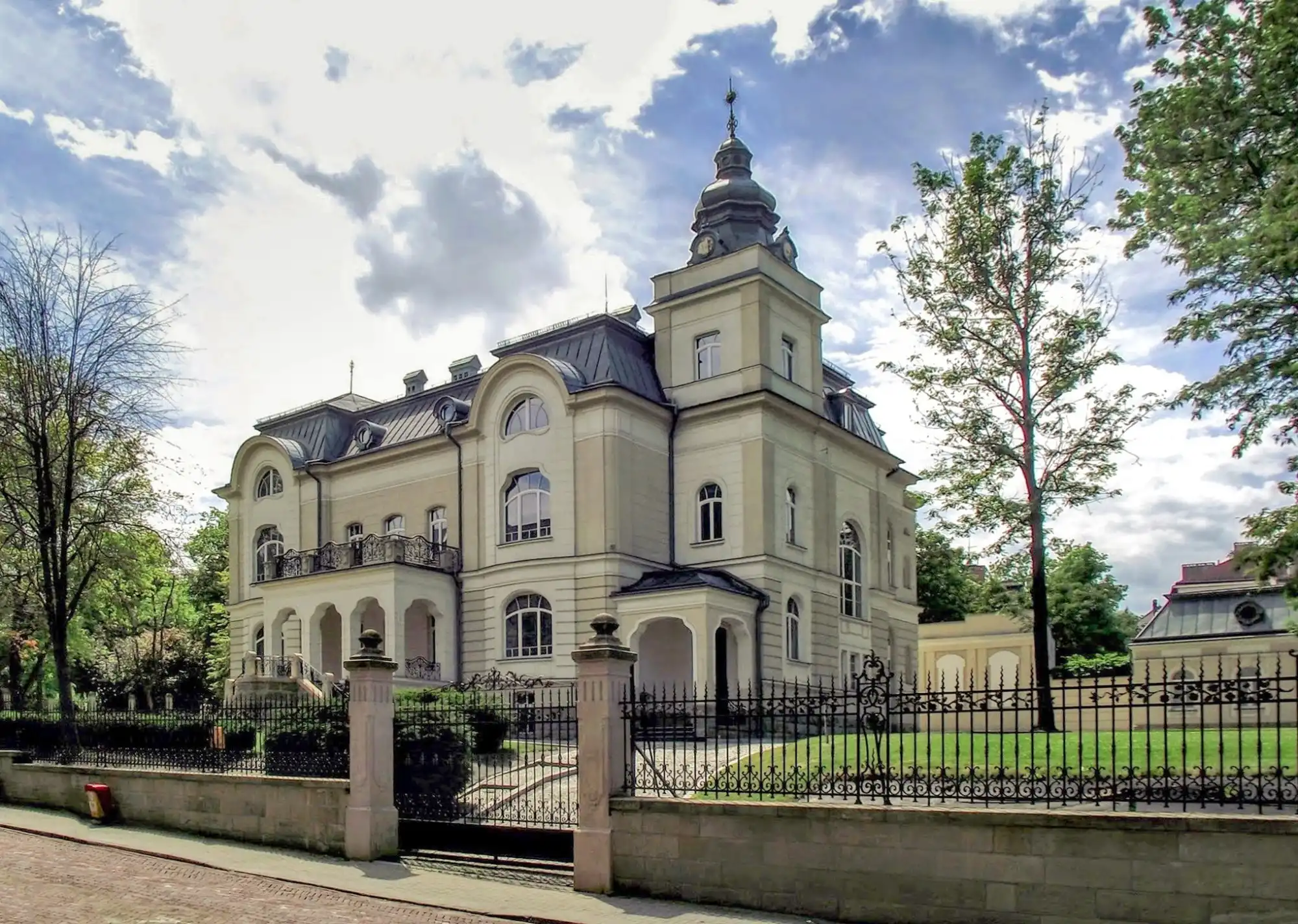 Photos Willa Schneidera- ponadczasowy symbol prestiżu i architektoniczna perła miasta