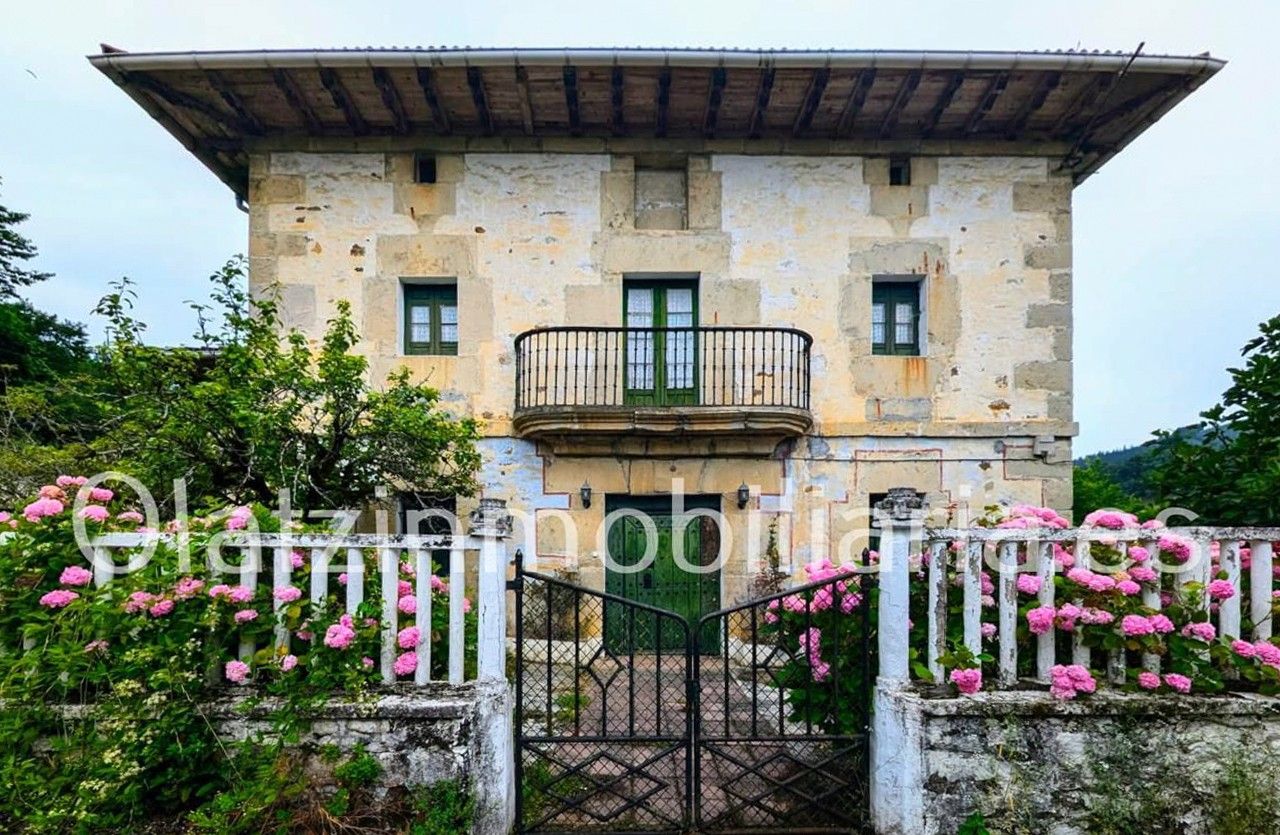 Immagini Casa padronale nella Valle di Ayala con accesso al fiume