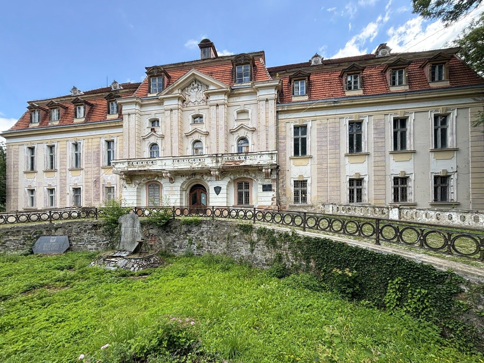 Immagini Pałac w Roztoczniku – Villa neobarocca in Bassa Slesia