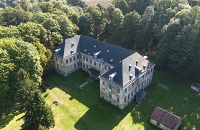 Historische Liegenschaften, Schloss- und Parkensemble in Pobiedna, Niederschlesien