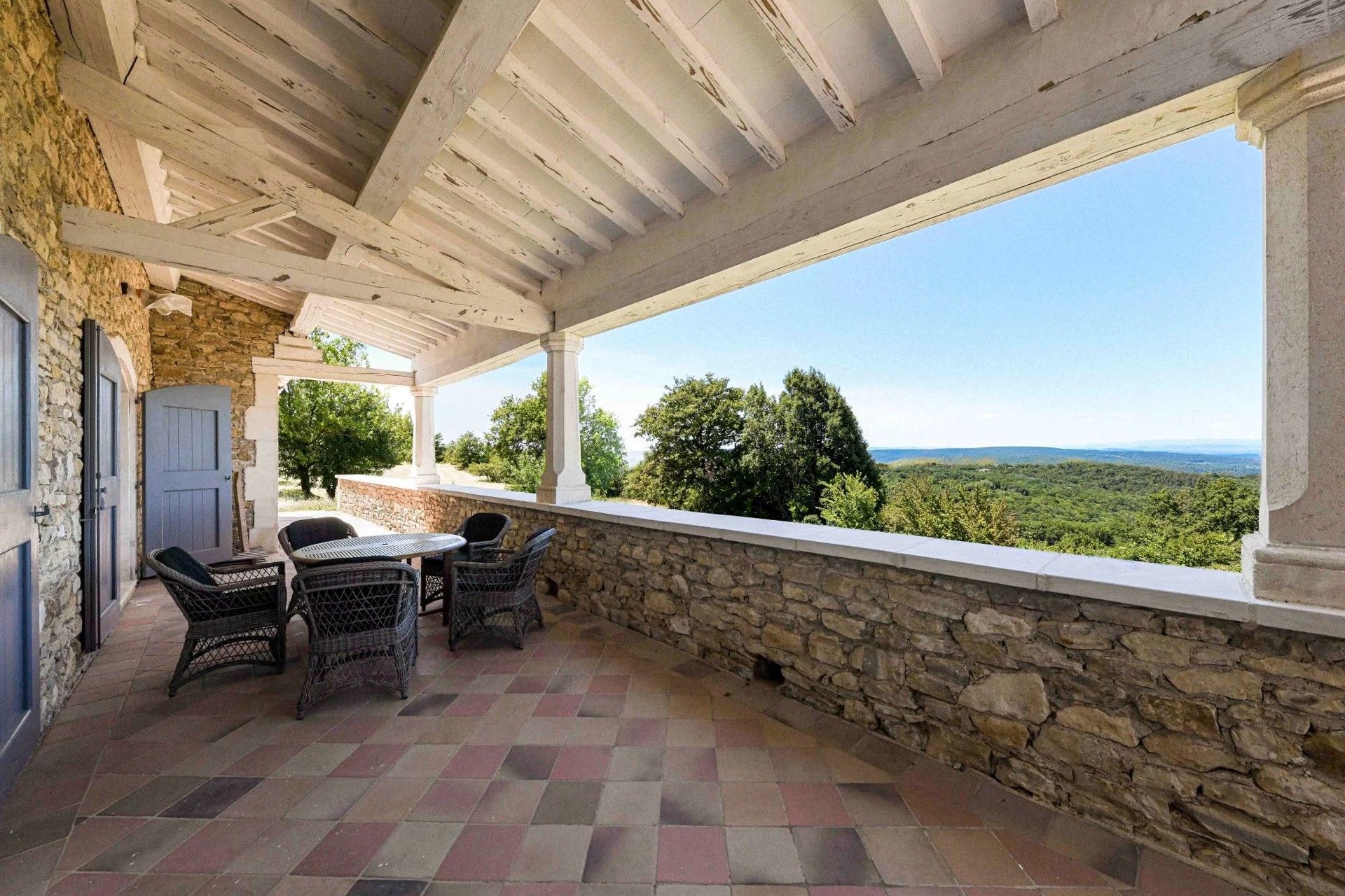 Photos Propriété de caractère avec vue panoramique et jardin paysagé près d’Uzès