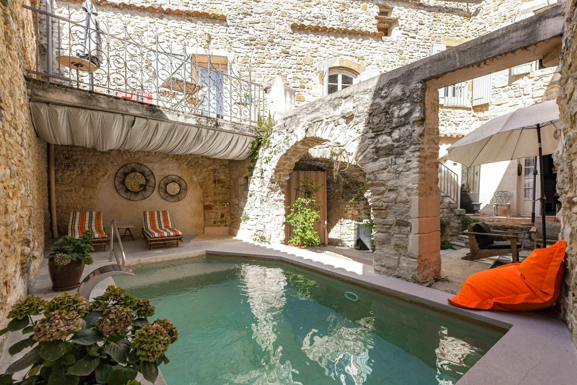 Photos Maison de village calme avec piscine et terrasse à Uzès