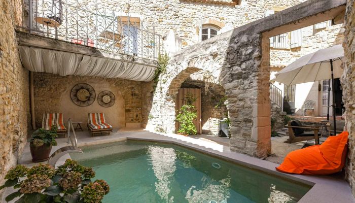 Maison de village calme avec piscine et terrasse à Uzès