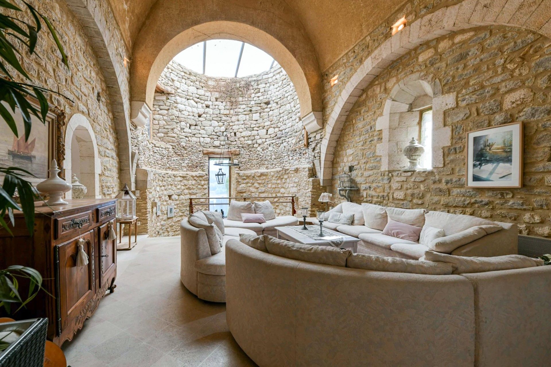 Immagini Chiesa antica del 815 – Dove la storia incontra il comfort moderno