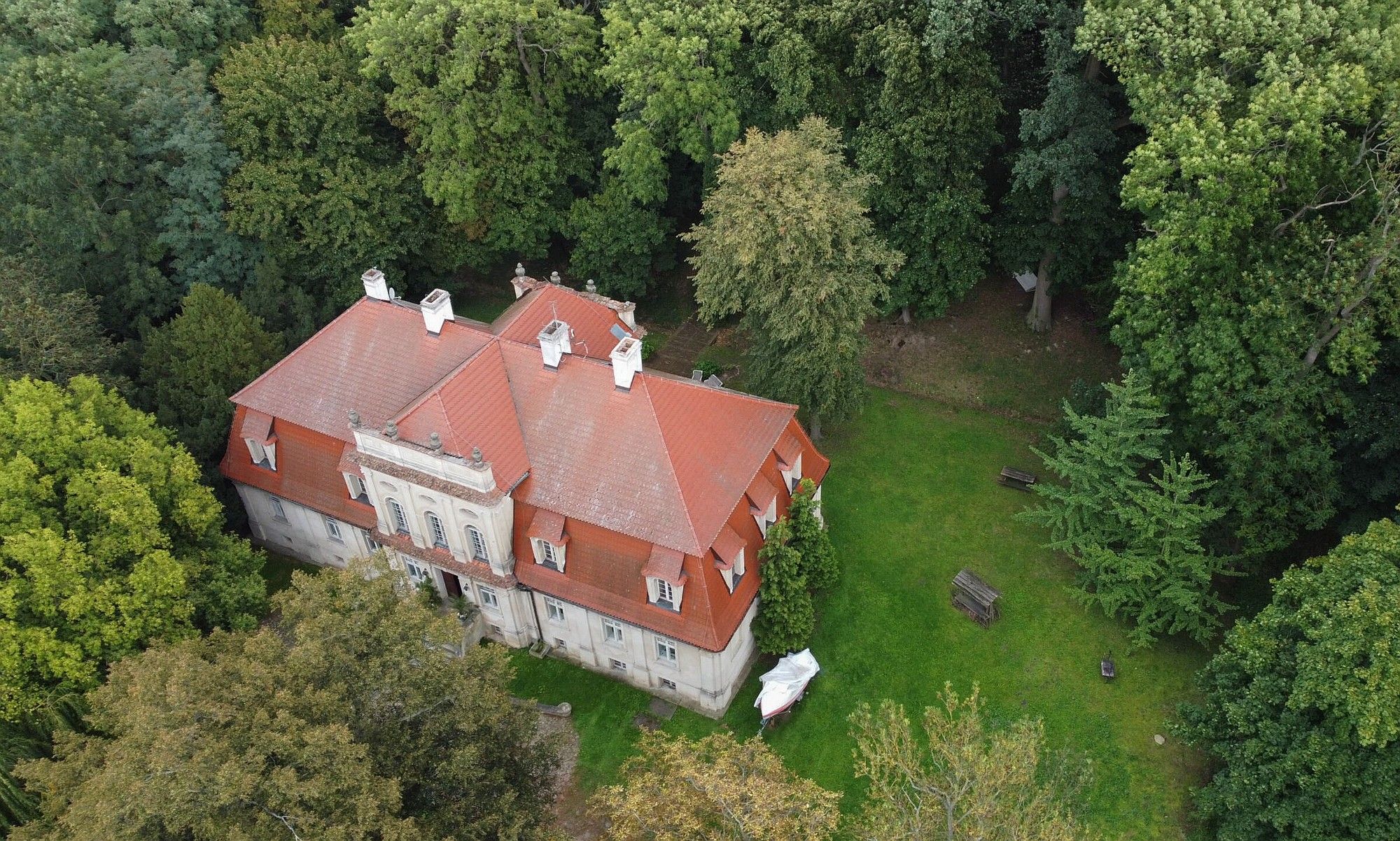 Fotos Barockes Herrenhaus mit Rokokosaal, Park, Nebengebäude und Kapelle