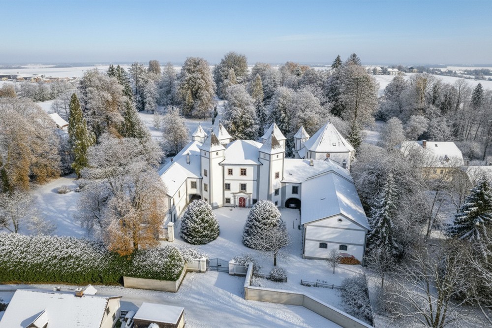 Fotos Schloss Windern in Desselbrunn – Historische Residenz mit Park und Pool