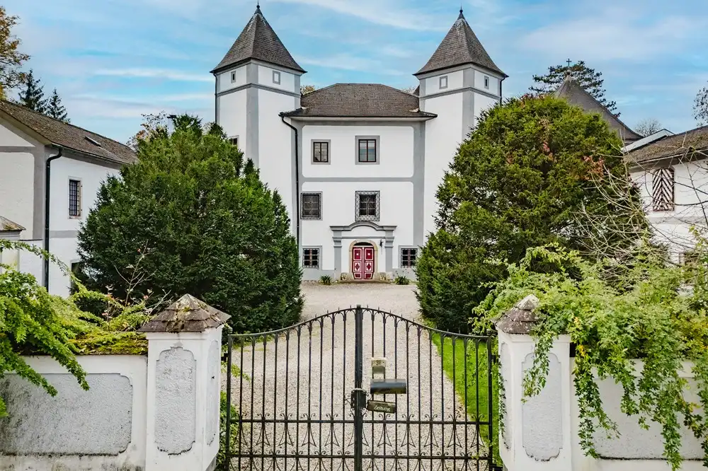Fotos Schloss Windern in Desselbrunn – Historische Residenz mit Park und Pool