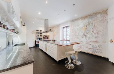 Schloss kaufen 4693 Desselbrunn, Oberösterreich, Die hochwertige Küche mit historischem Fresko