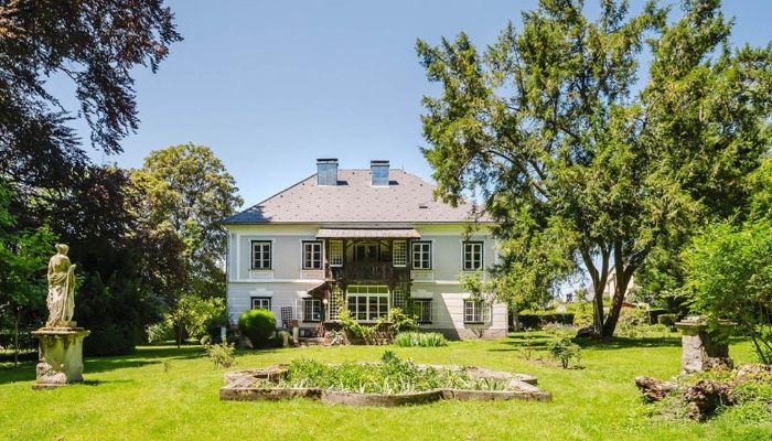 Villa storica sul lago Traunsee con giardini