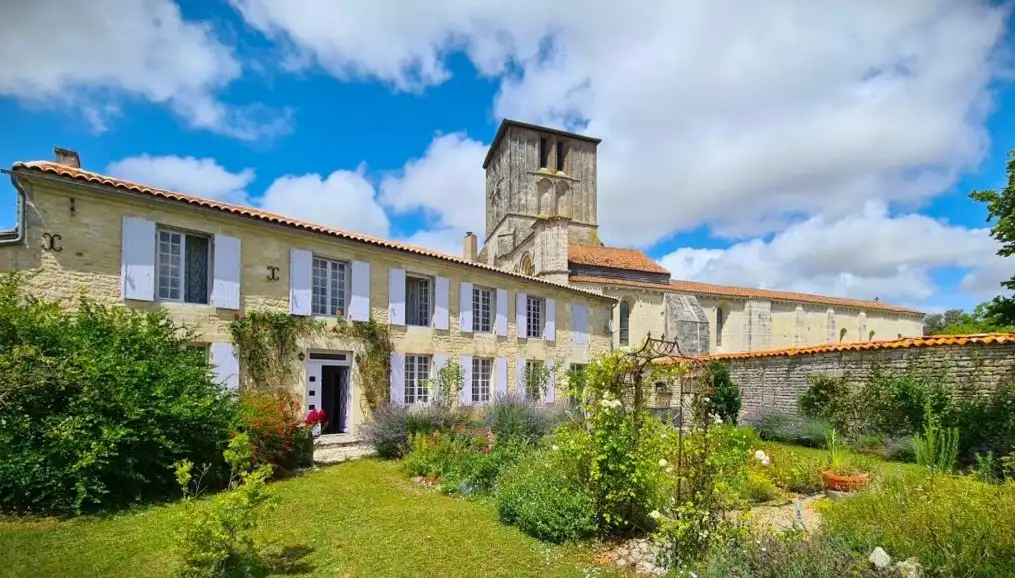 Photos Bourg-Charente : Commanderie templière rénovée avec dépendances