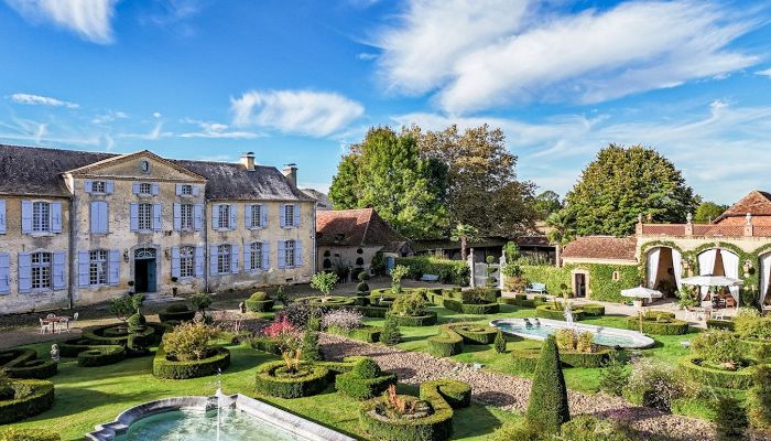Château mit Gärten am Fusse der Pyrenäen