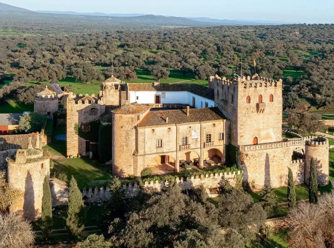 Immagini Estremadura: Castello medievale con terreno di caccia privato