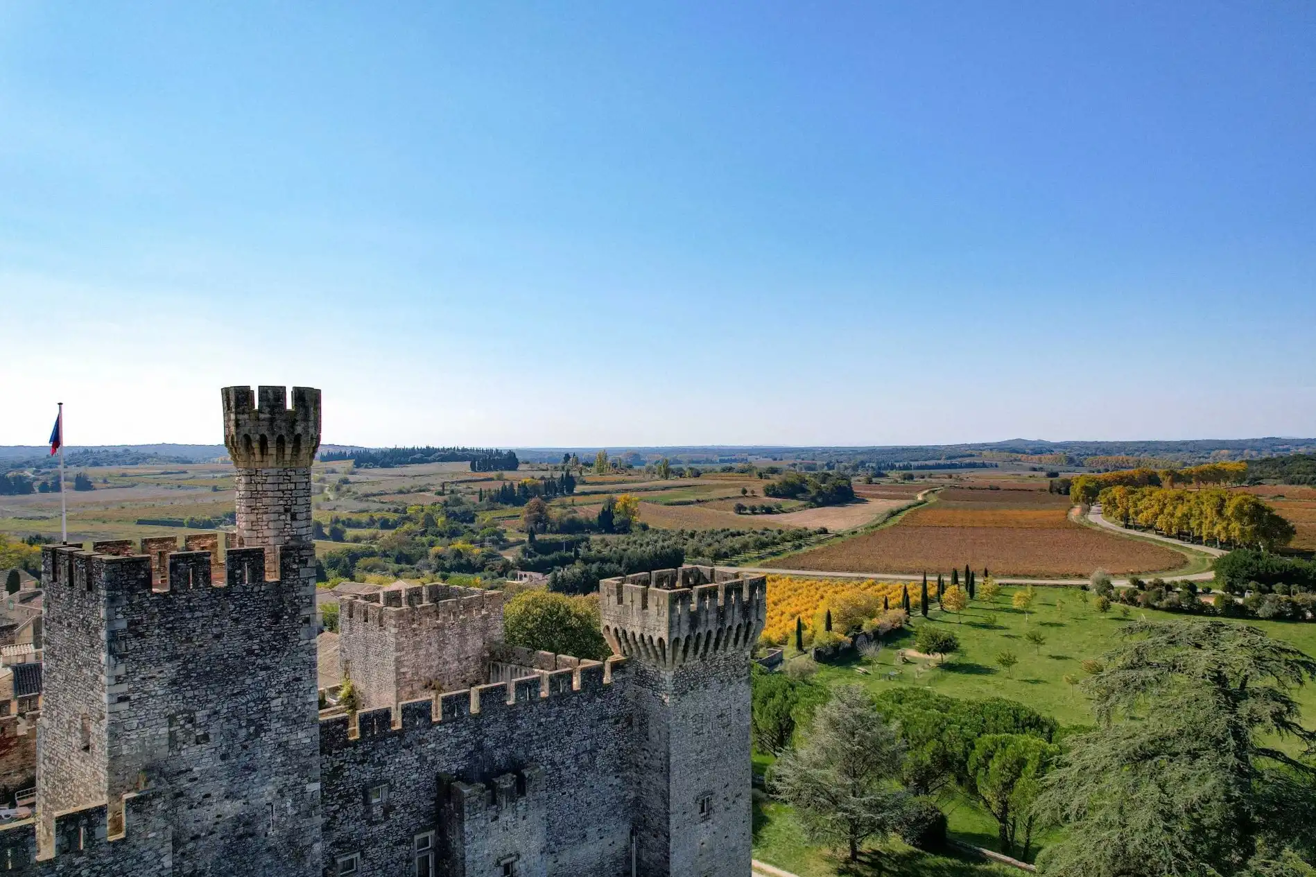 Immagini Castello medievale con giardino, piscina e vista panoramica