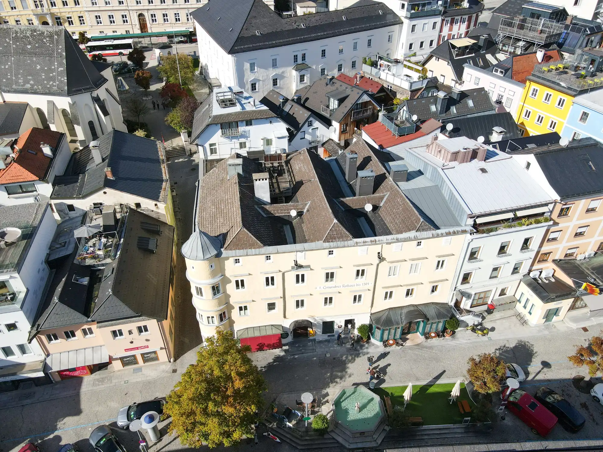 Fotos Historisches Rathaus am Marktplatz in Gmunden mit genehmigtem Dachgeschossausbau