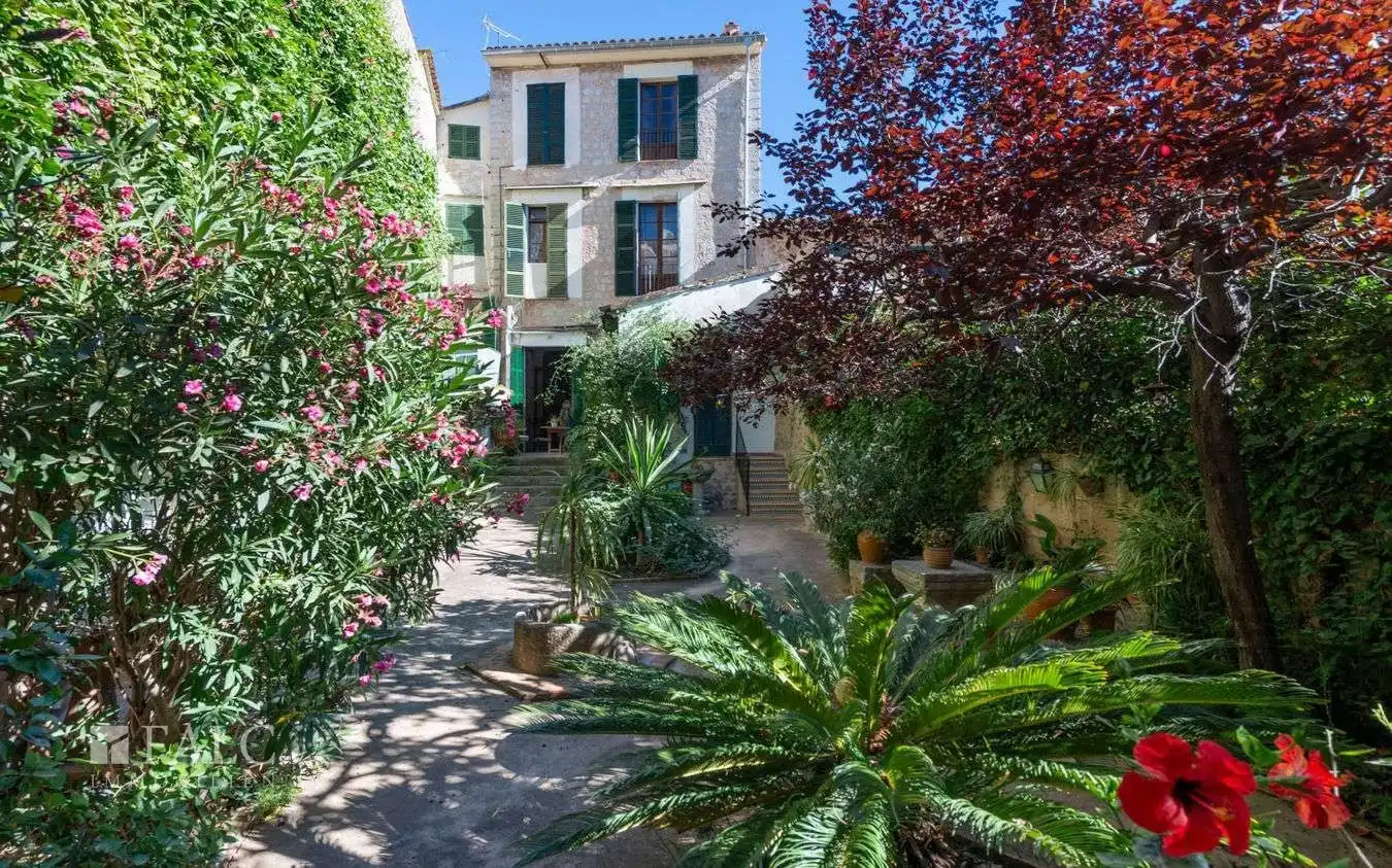 Fotos Stadtpalais mit Garten und Garage in Sóller