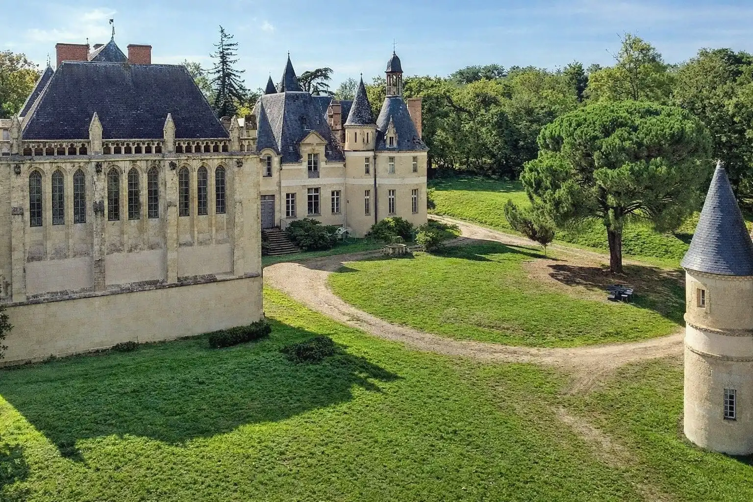 Photos Château avec dépendances chapelle et parc en Gascogne
