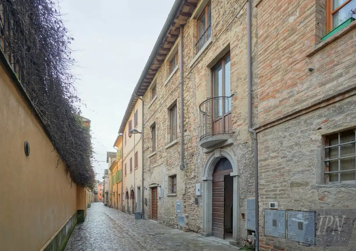 Immagini Cielo-terra storica su tre piani con terrazza privata nel centro di Città di Castello