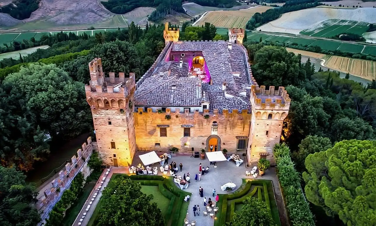 Fotos Castelfiorentino: Burg mit Landgut und 1.200 Hektar Grund