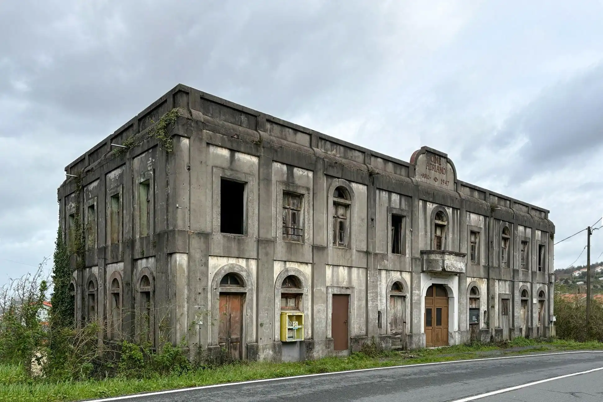 Immagini Teatro del dopoguerra con sala principale e terrazza panoramica