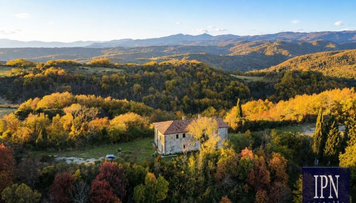 Landhaus in Panoramalage mit Nebengebäude bei Città di Castello
