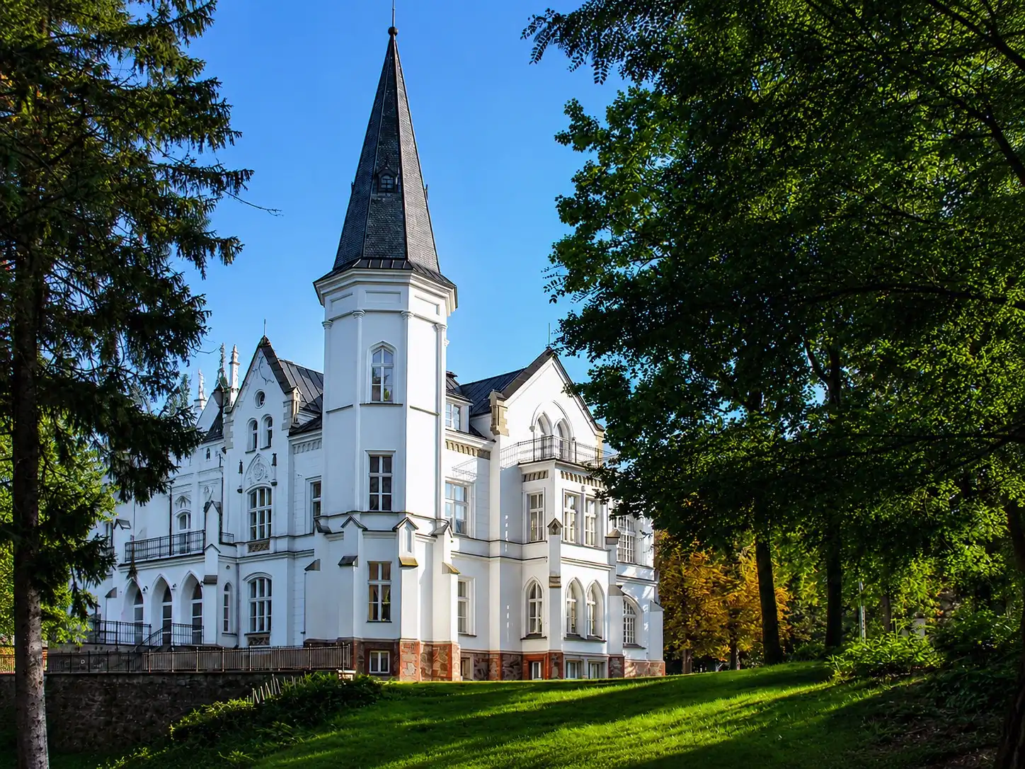 Fotos Neogotische Villa von 1860 mit Parkanlage am Fluss