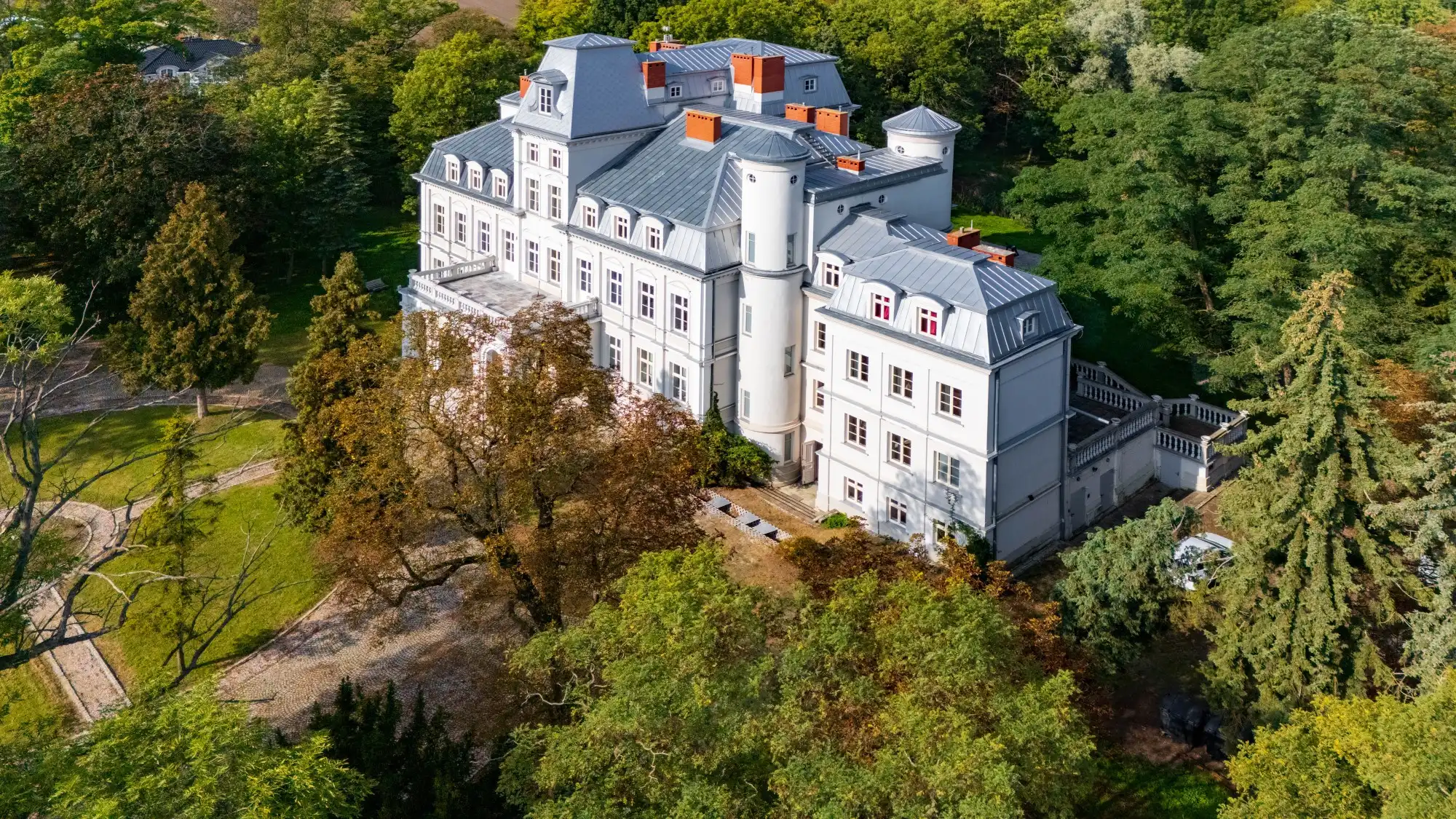 Fotos Eklektisches Palais bei Kutno mit 2'070 m² Nutzfläche und 3,64 Hektar Park