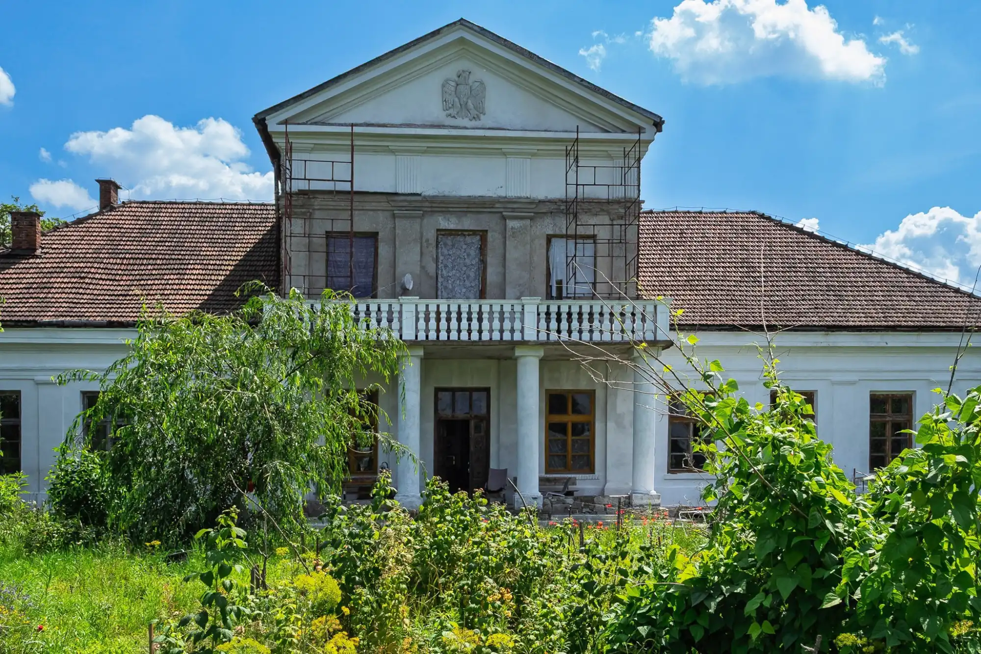 Fotos Wyjątkowy, zabytkowy, klasycystyczny dwór z 4 ha parkiem, w malowniczej okolicy 3 uzdrowisk: Buska, Solca i Pińczowa