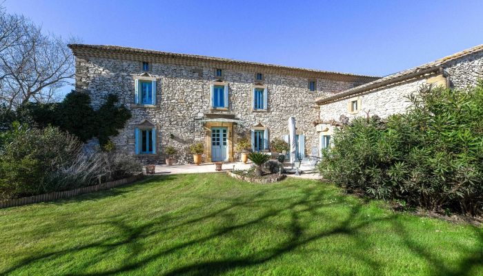 Mas provenzale vicino a Uzès con dépendance, parco di 6.600 m² e piscina