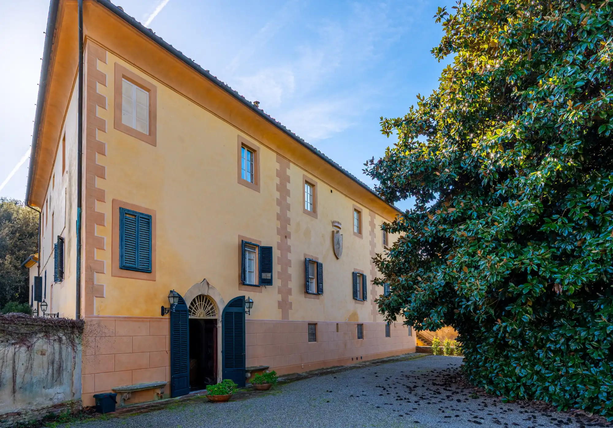 Fotos Repräsentations-Anwesen mit Freskenkapelle und Park - Renovationsprojekt