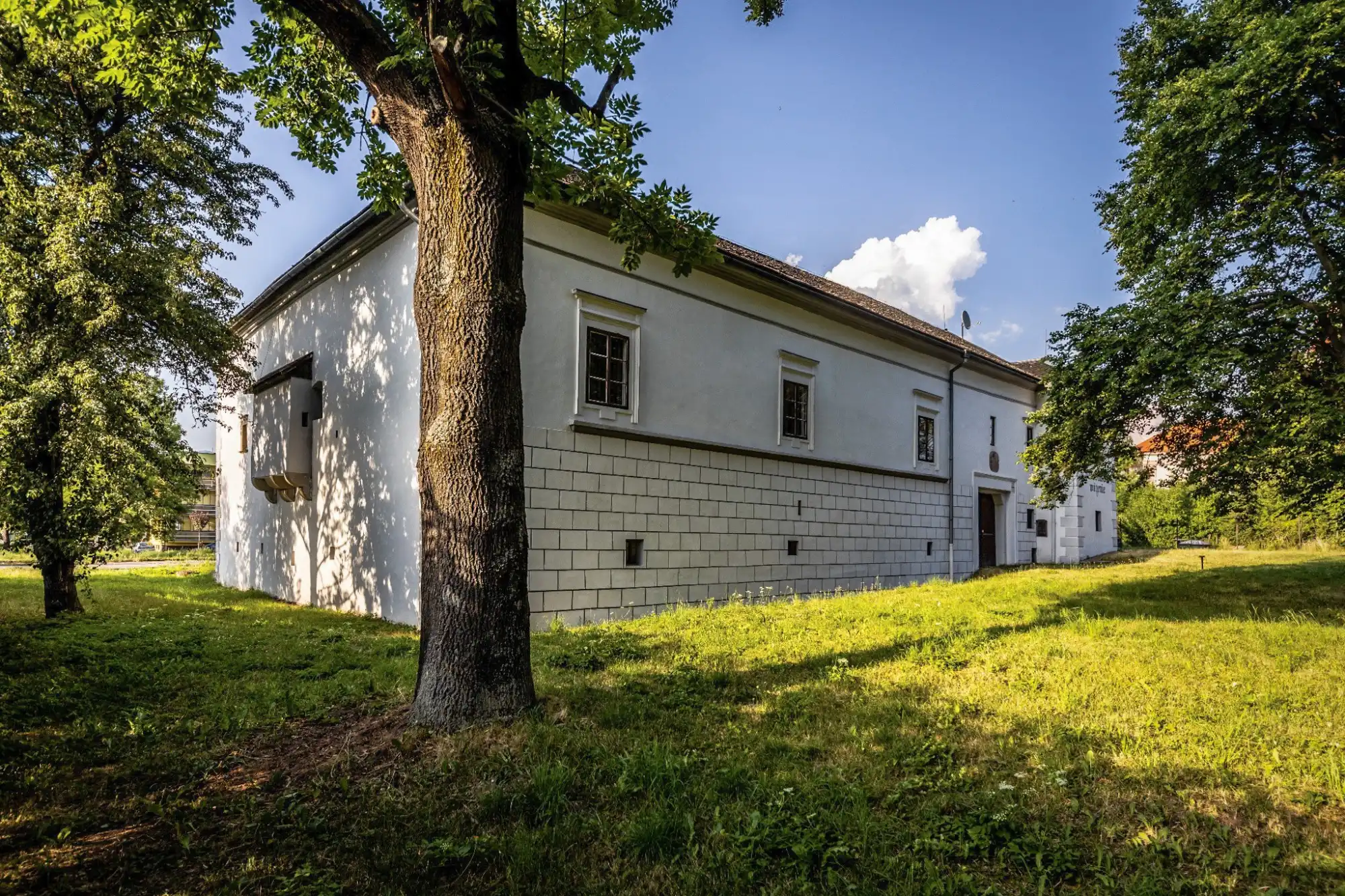 Immagini Janosik Kastell in der mittleren Tatra, bekanntes gut erhaltenes Kastell mit großem Gewölbekeller, Parkplatz und Park