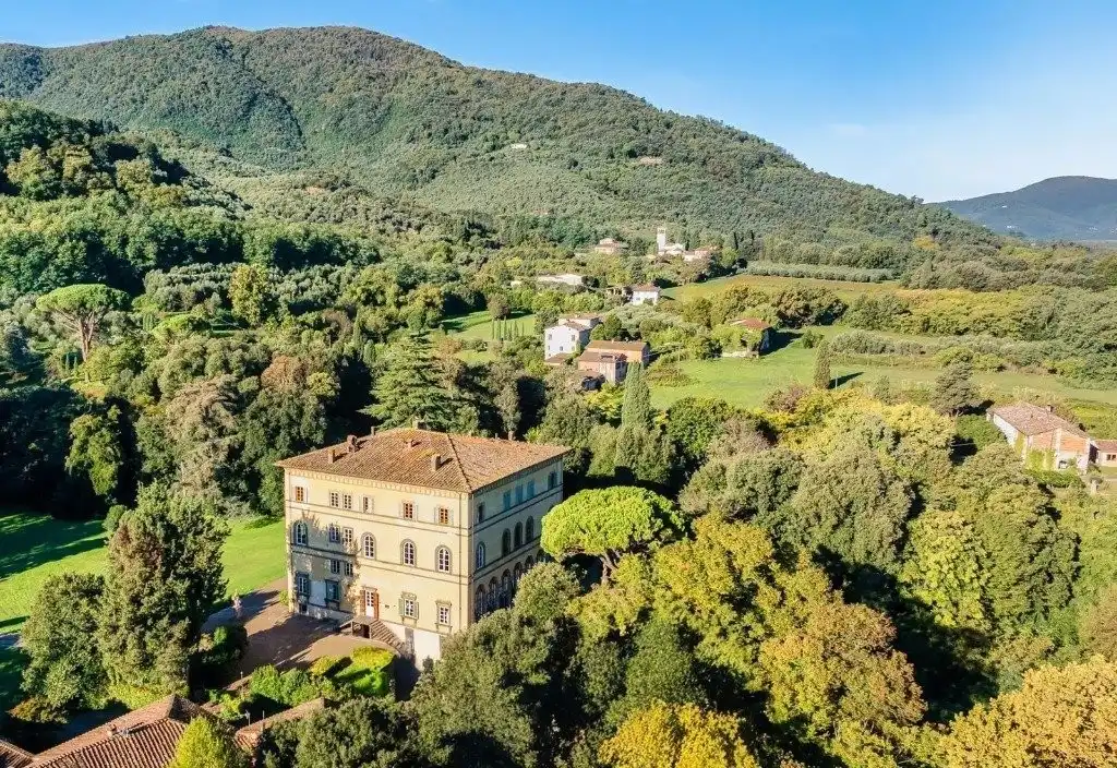 Fotos Historisches Anwesen aus dem 16. Jahrhundert mit Renaissance-Fresken in Lucca