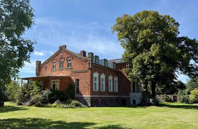 Herrenhaus/Gutshaus erwerben Brandenburg, Gutshaus links - Terasse