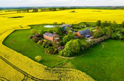Biens du patrimoine, Propriété historique dans l’Uckermark : ensemble isolé avec quatre logements et bâtiments agricoles