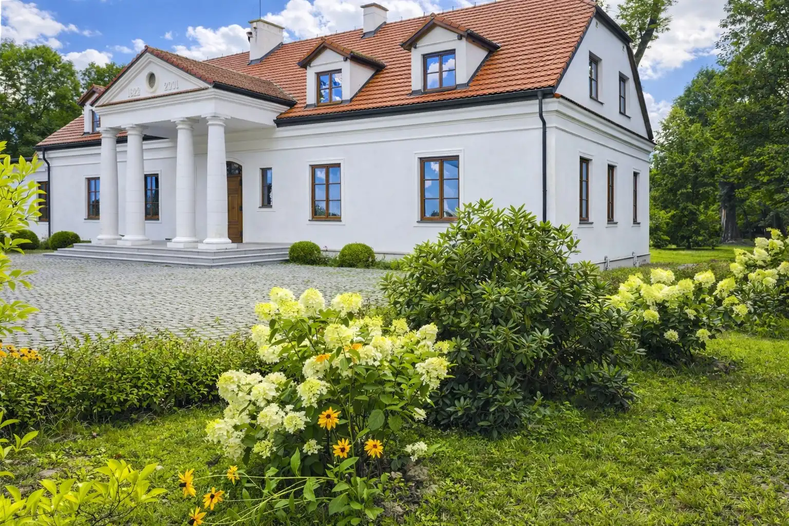 Fotos Rekonstruiertes Herrenhaus im Norden von Warschau, 6 Hektar Park, Nebengebäude und Teich