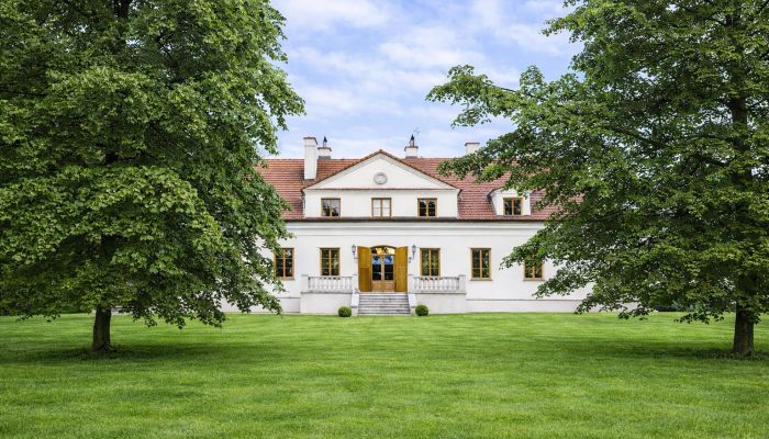 Dimora signorile ricostruita a nord di Varsavia, 6 ettari di parco, edifici annessi e stagno
