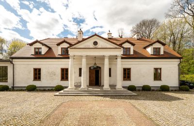 Historische Liegenschaften, Rekonstruiertes Herrenhaus im Norden von Warschau, 6 Hektar Park, Nebengebäude und Teich