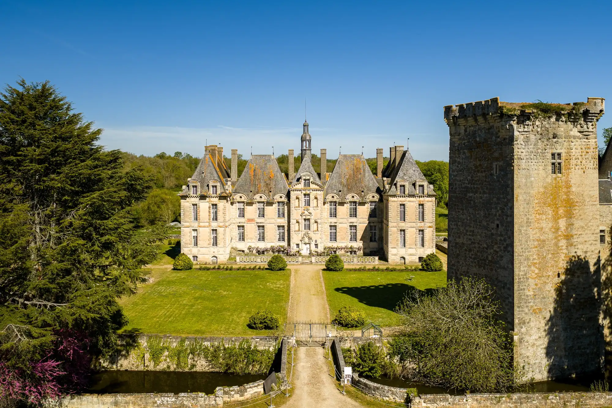 Immagini Castello con giardini barocchi e torre medievale – complesso monumentale lungo il fiume