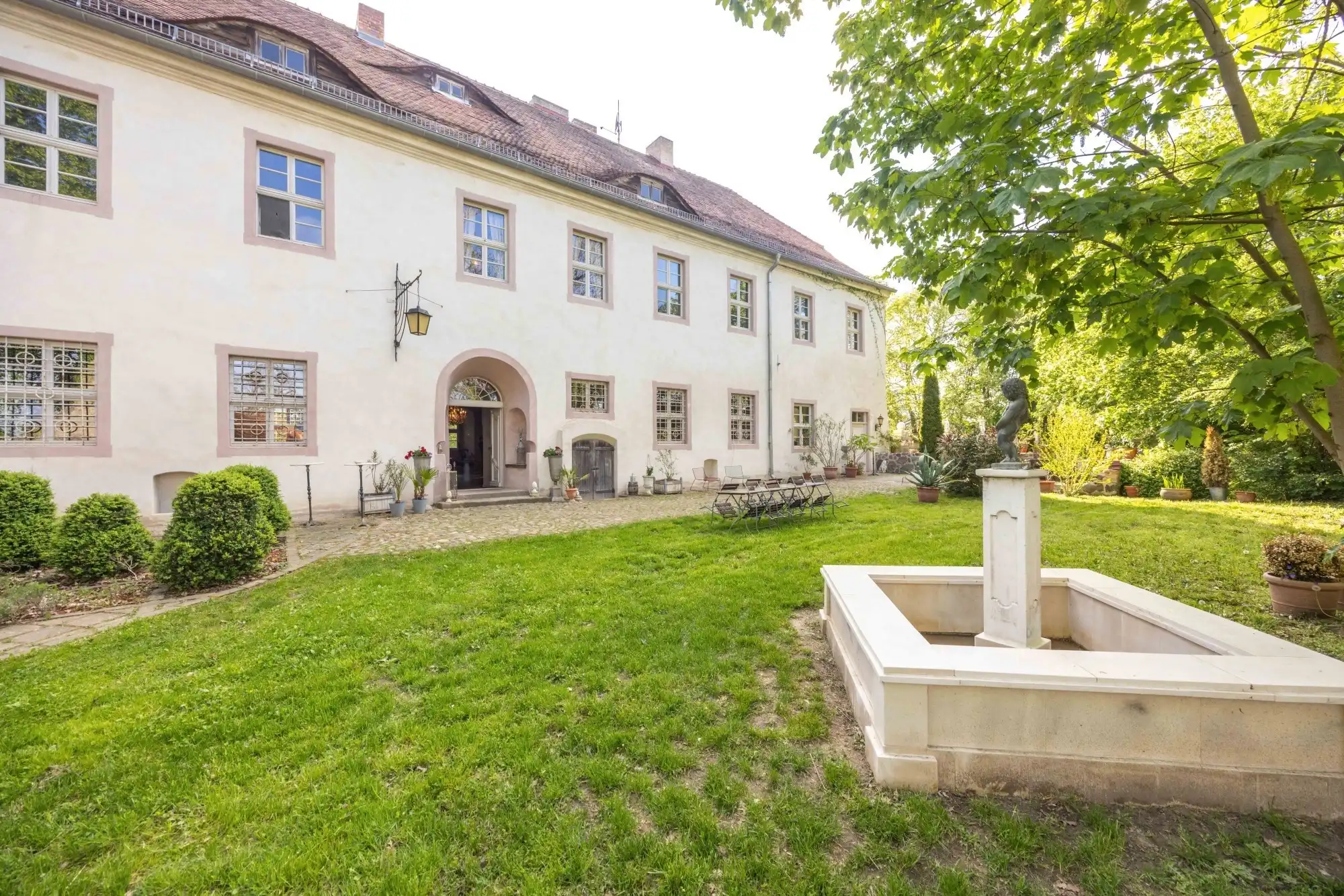 Photos Propriété de la Renaissance près de Berlin avec petit parc et chapelle