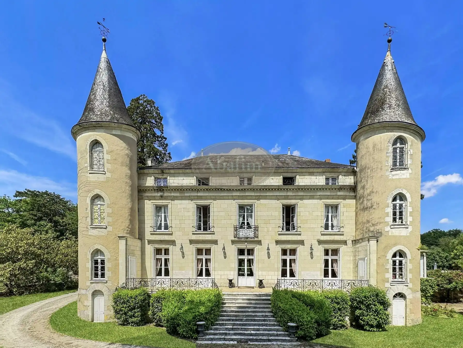 Photos Château in der Loire-Region mit Park, See und zwei Nebengebäuden