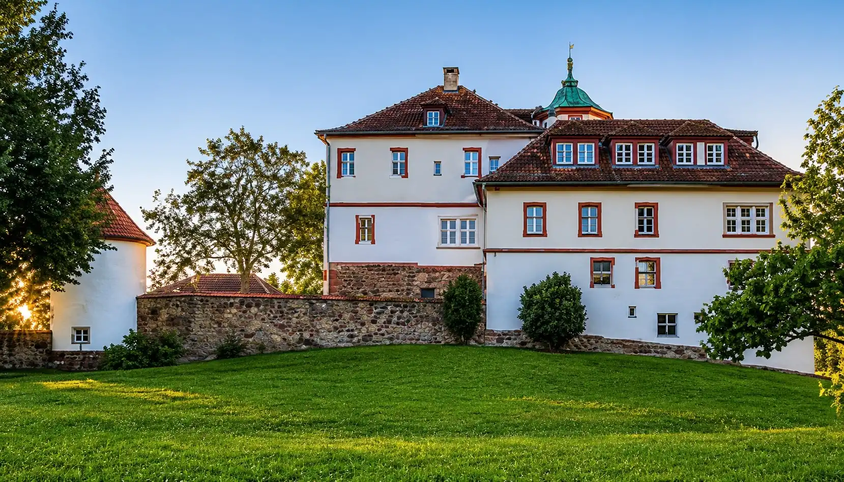 Fotos Exklusive Schlossanlage mit mehreren Gebäuden auf einem ca. 15 ha großem Gelände nördlich von Schwäbisch Gmünd