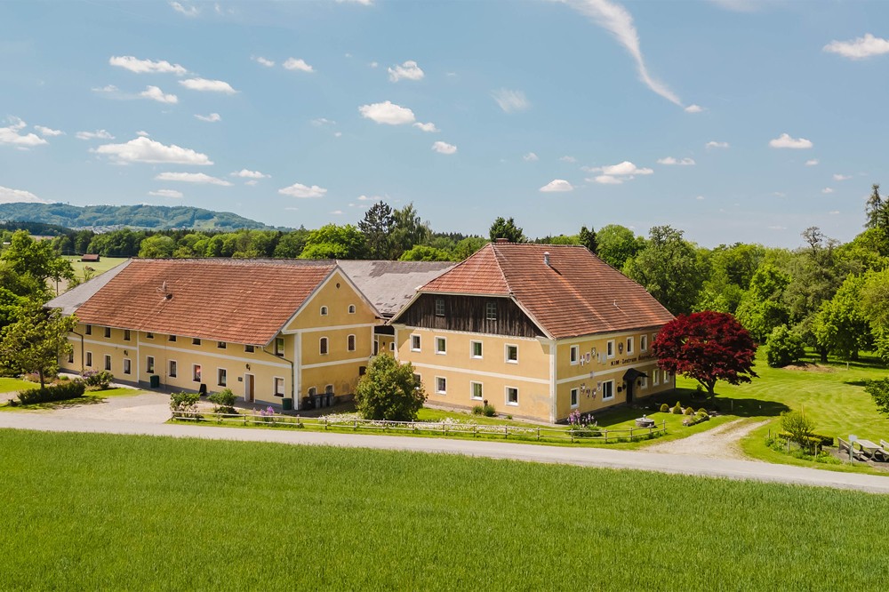 Fotos Liegenschaft mit Kapelle und Nebengebäuden