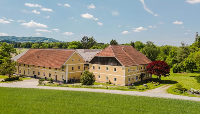Liegenschaft mit Kapelle und Nebengebäuden