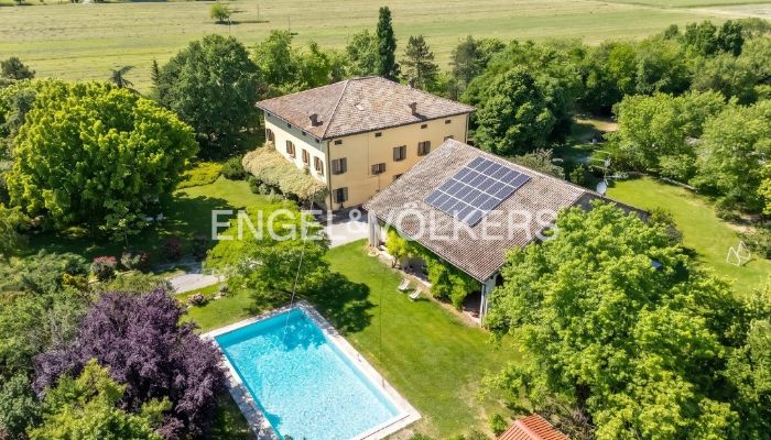 Landhaus mit Nebengebäude und Pool bei Parma
