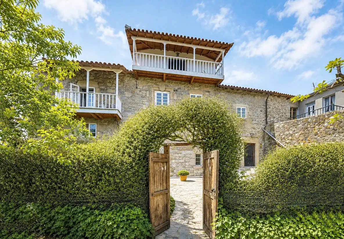 Immagini Casa padronale in pietra restaurata con terreno a Pantón
