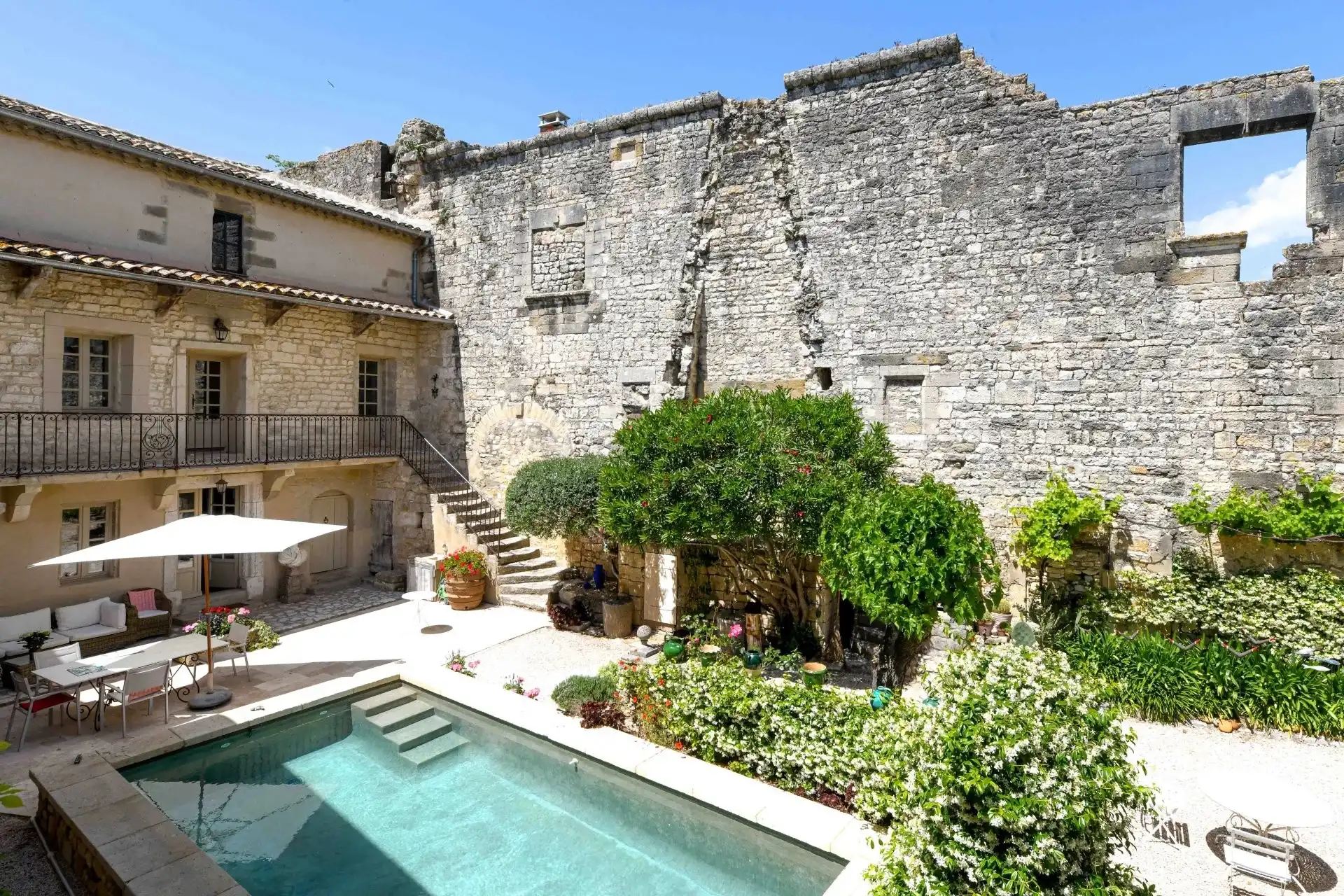 Photos Demeure avec cour privée, piscine et détails médiévaux proche d'Uzès