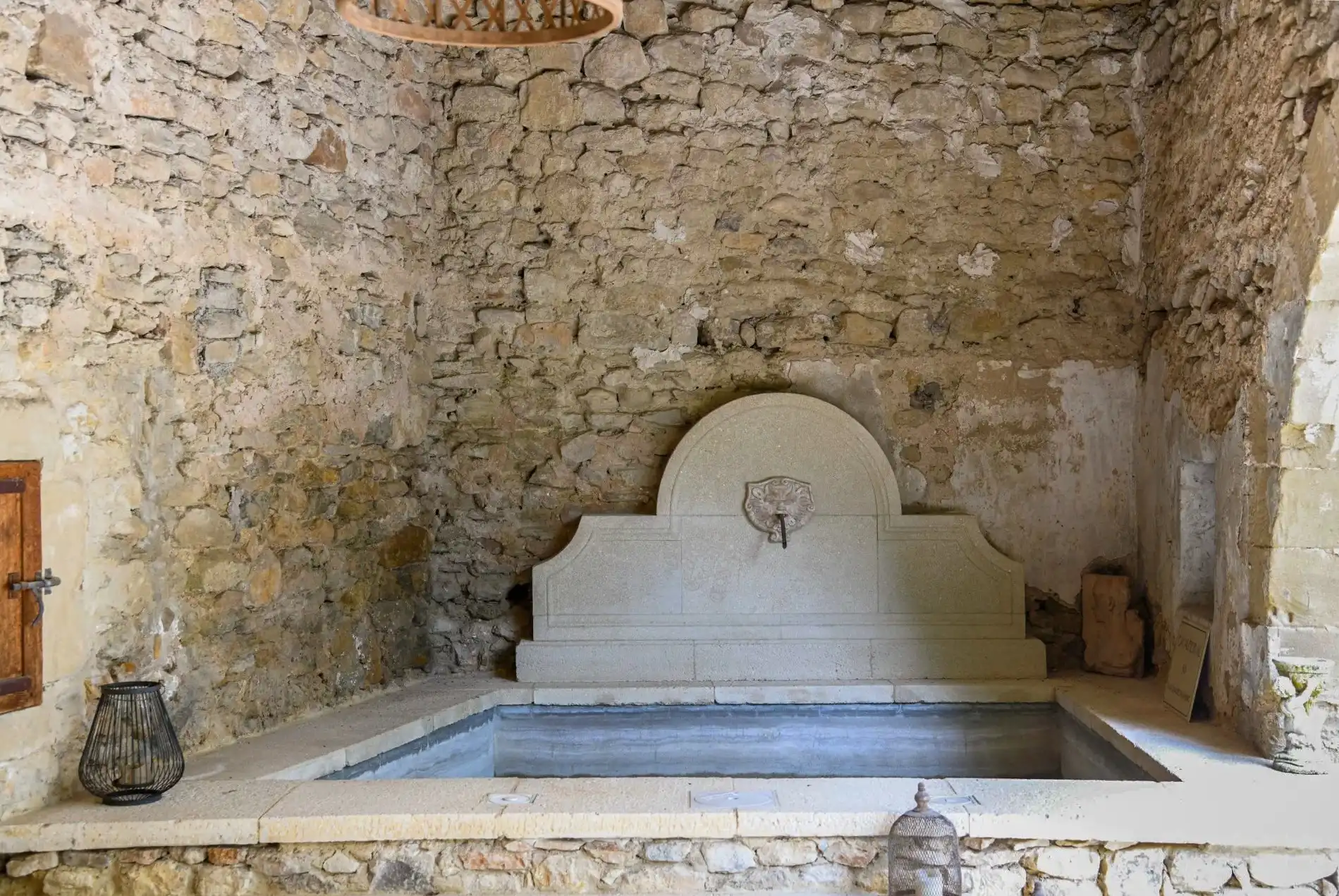 Photos Maison de village avec voûtes, cour et jardin plein sud proche d'Uzès