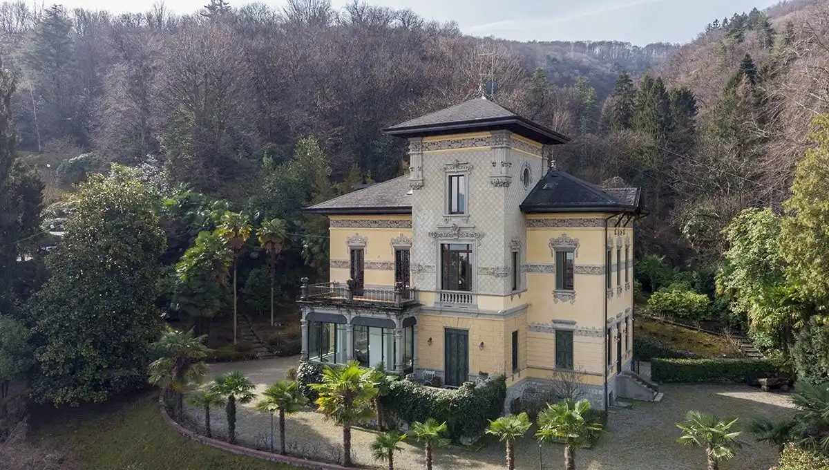 Fotos Prestigiosa Villa Liberty in vendita nel centro di Stresa