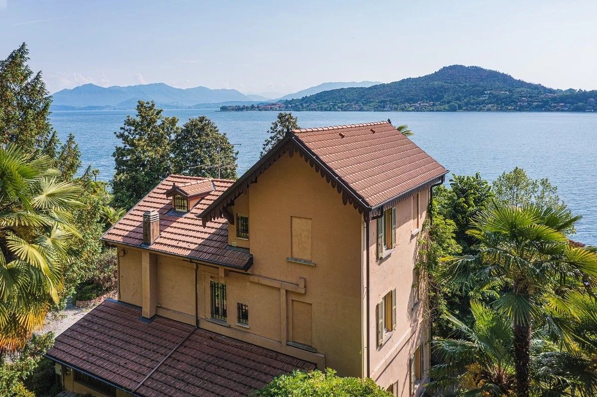 Immagini Prestigiosa proprietà conposta da villa e dependance davanti al lago Maggiore